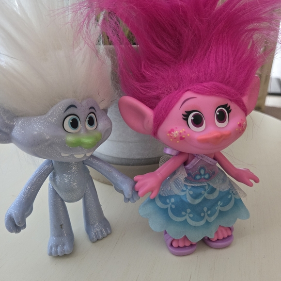 2 troll Figures Poppy and Guy Diamond toys lot 🧸 🔫 🧸 🔫 - Picture 4 of 4